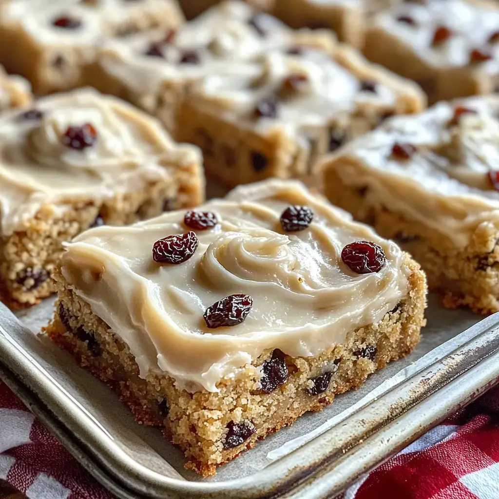 Gros plan sur des carrés sucrés glacés et garnis de raisins.