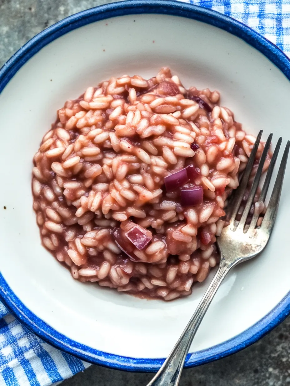 Risotto au vin rouge onctueux et oignons caramélisés